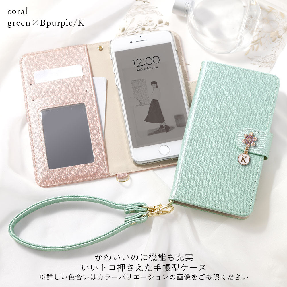 Étui portefeuille avec sangle, breloque initiale fleur en cuir végan couleur perle