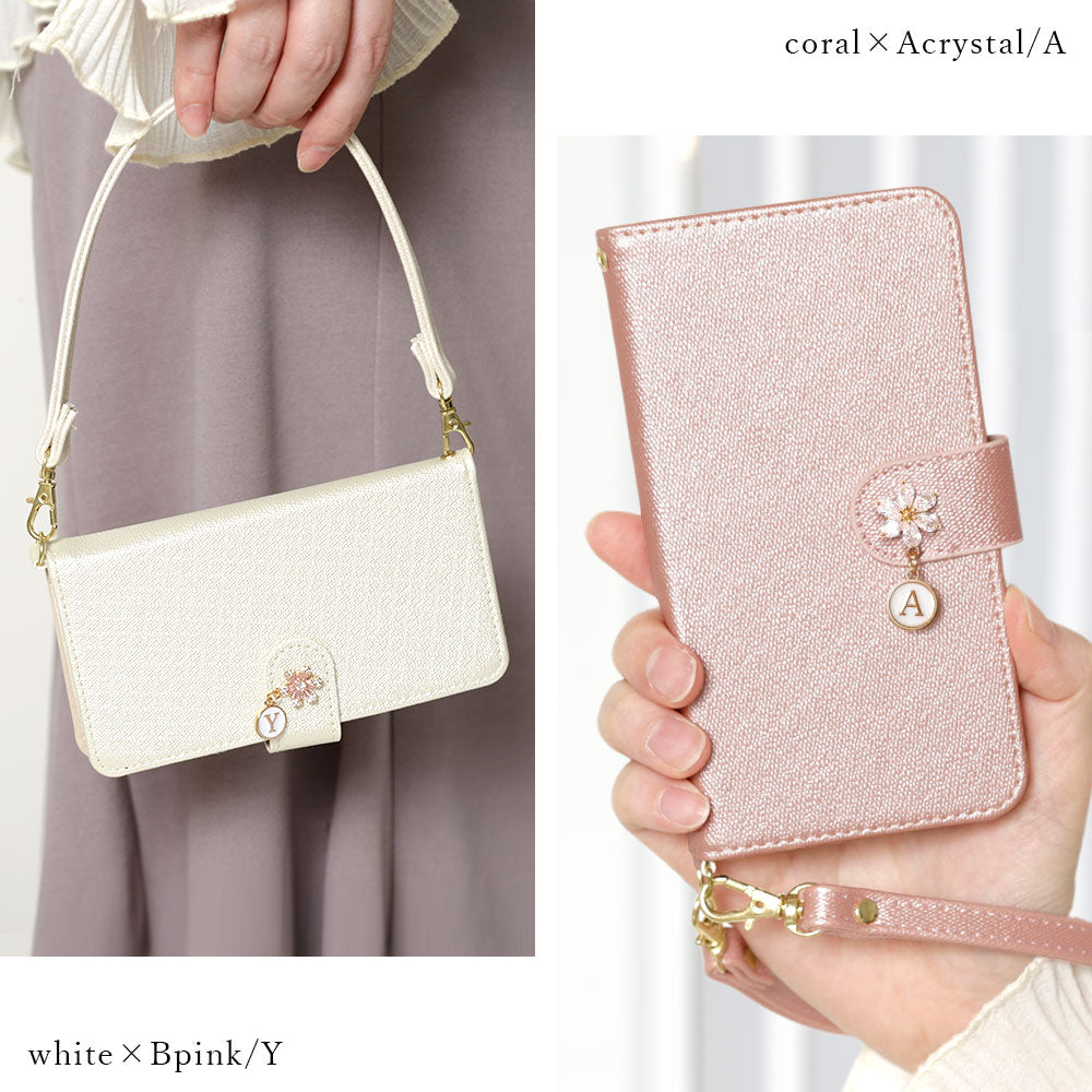 Étui portefeuille avec sangle, breloque initiale fleur en cuir végan couleur perle