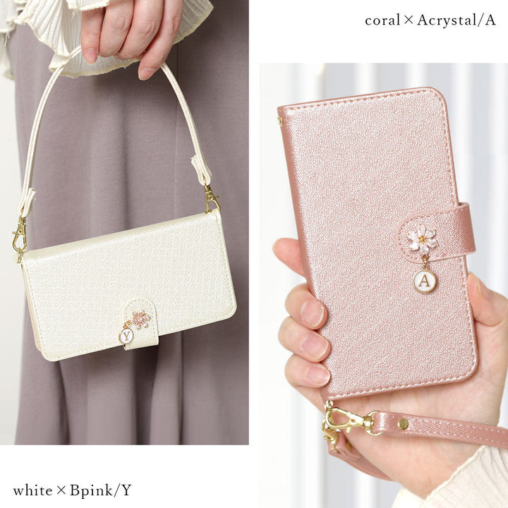 Étui portefeuille avec sangle, breloque initiale fleur en cuir végan couleur perle