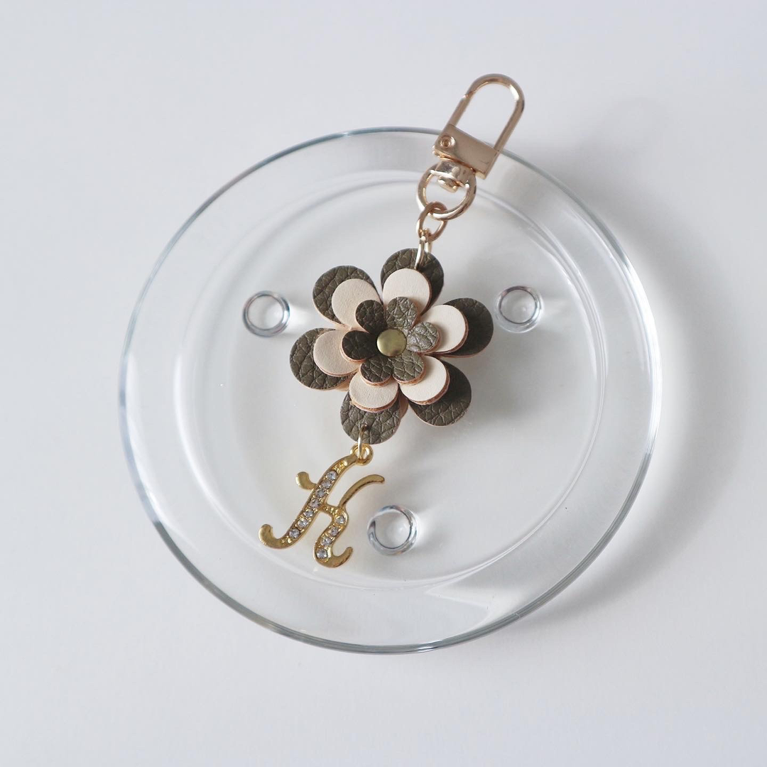 アクセサリー ヴィーガンレザー イニシャル フラワーチャーム