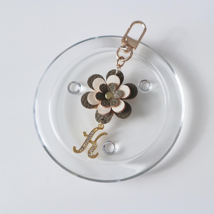 アクセサリー ヴィーガンレザー イニシャル フラワーチャーム