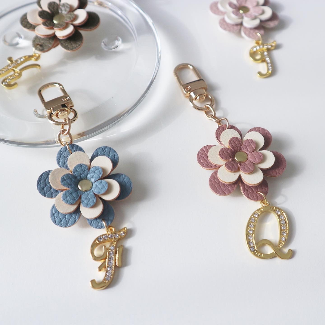 アクセサリー ヴィーガンレザー イニシャル フラワーチャーム