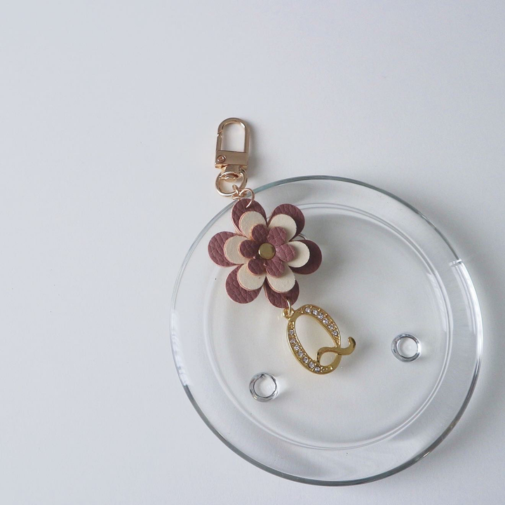 アクセサリー ヴィーガンレザー イニシャル フラワーチャーム