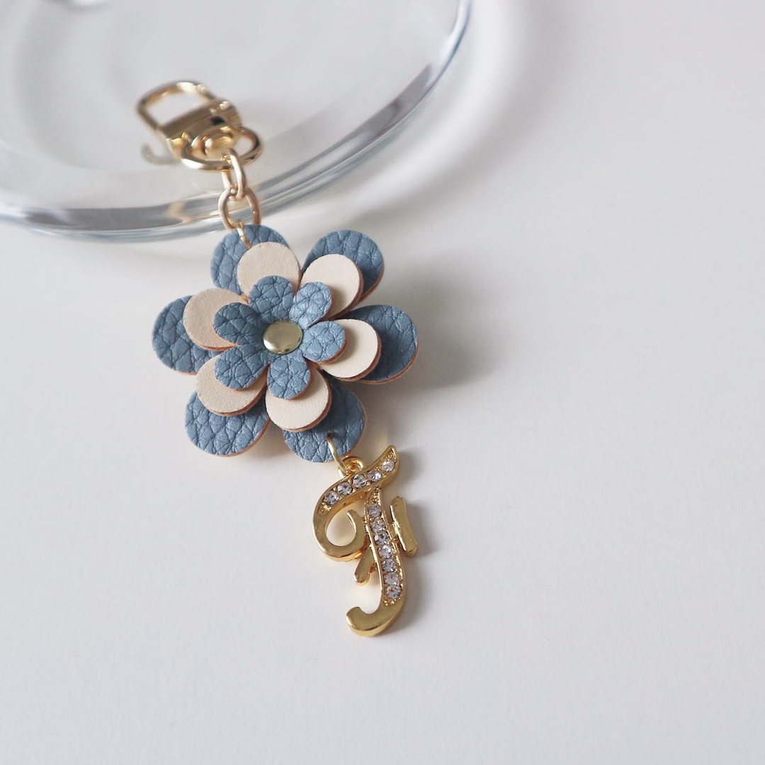 アクセサリー ヴィーガンレザー イニシャル フラワーチャーム