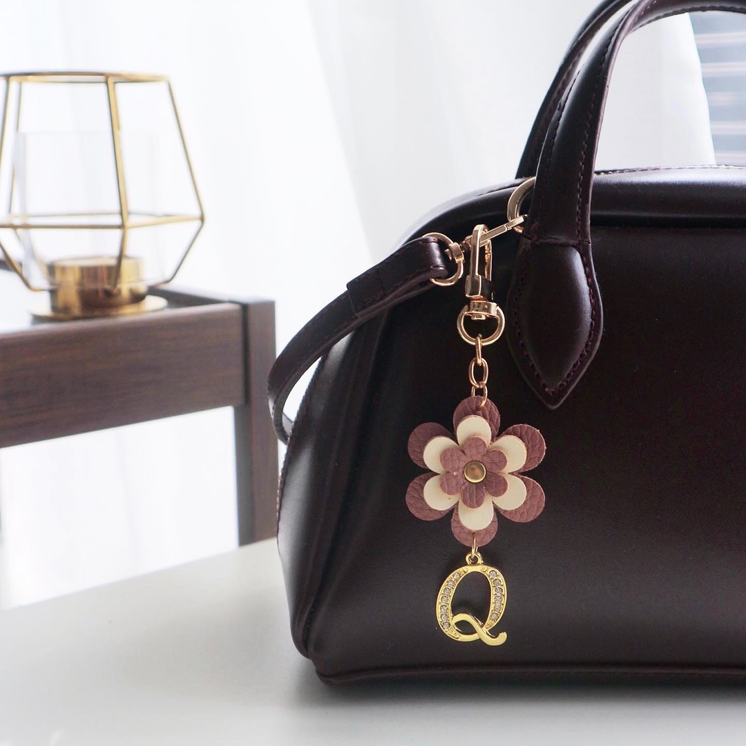 アクセサリー ヴィーガンレザー イニシャル フラワーチャーム