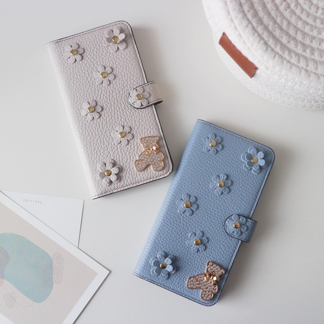 本革 32色 イタリアンシュリンクレザー フラワーベアデコ 手帳型ケース（ベルトあり）