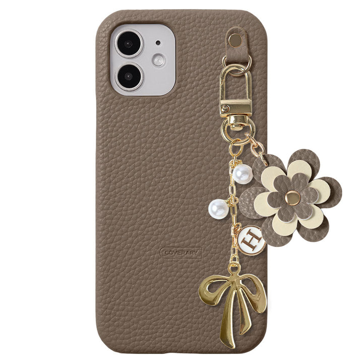 Étui arrière en cuir végan texturé avec breloque fleur, ruban et décoration initiale