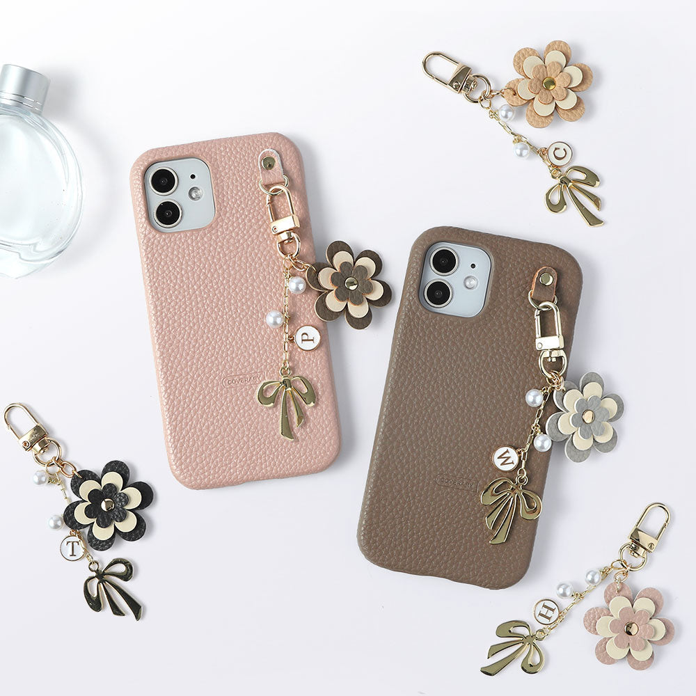 Étui arrière en cuir végan texturé avec breloque fleur, ruban et décoration initiale