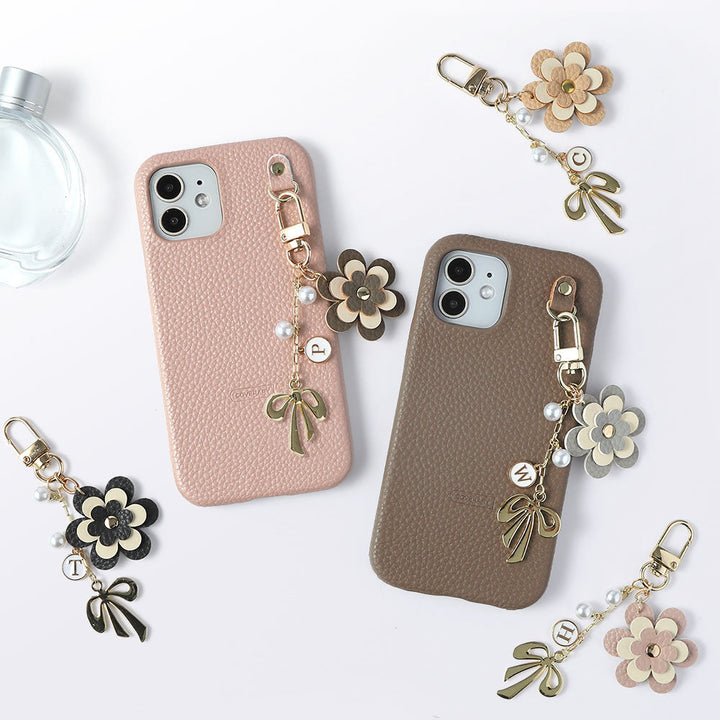Étui arrière en cuir végan texturé avec breloque fleur, ruban et décoration initiale