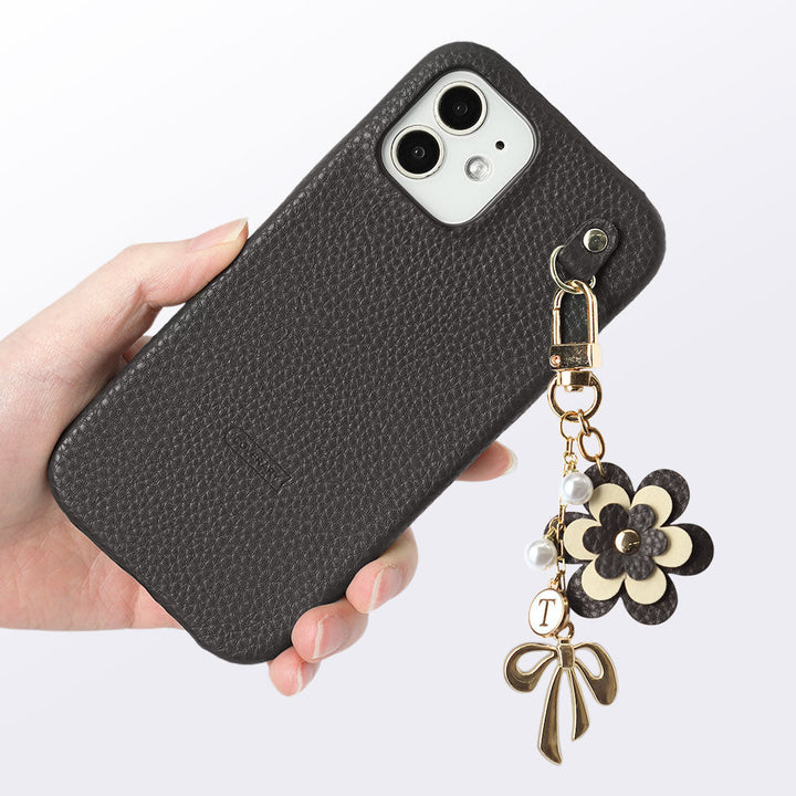 Étui arrière en cuir végan texturé avec breloque fleur, ruban et décoration initiale