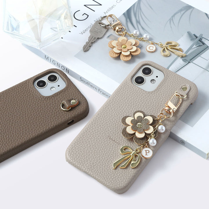Étui arrière en cuir végan texturé avec breloque fleur, ruban et décoration initiale