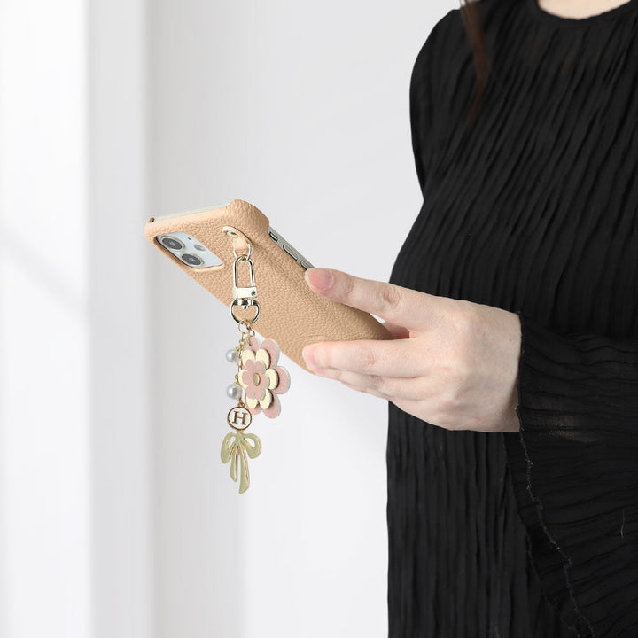 Étui arrière en cuir végan texturé avec breloque fleur, ruban et décoration initiale