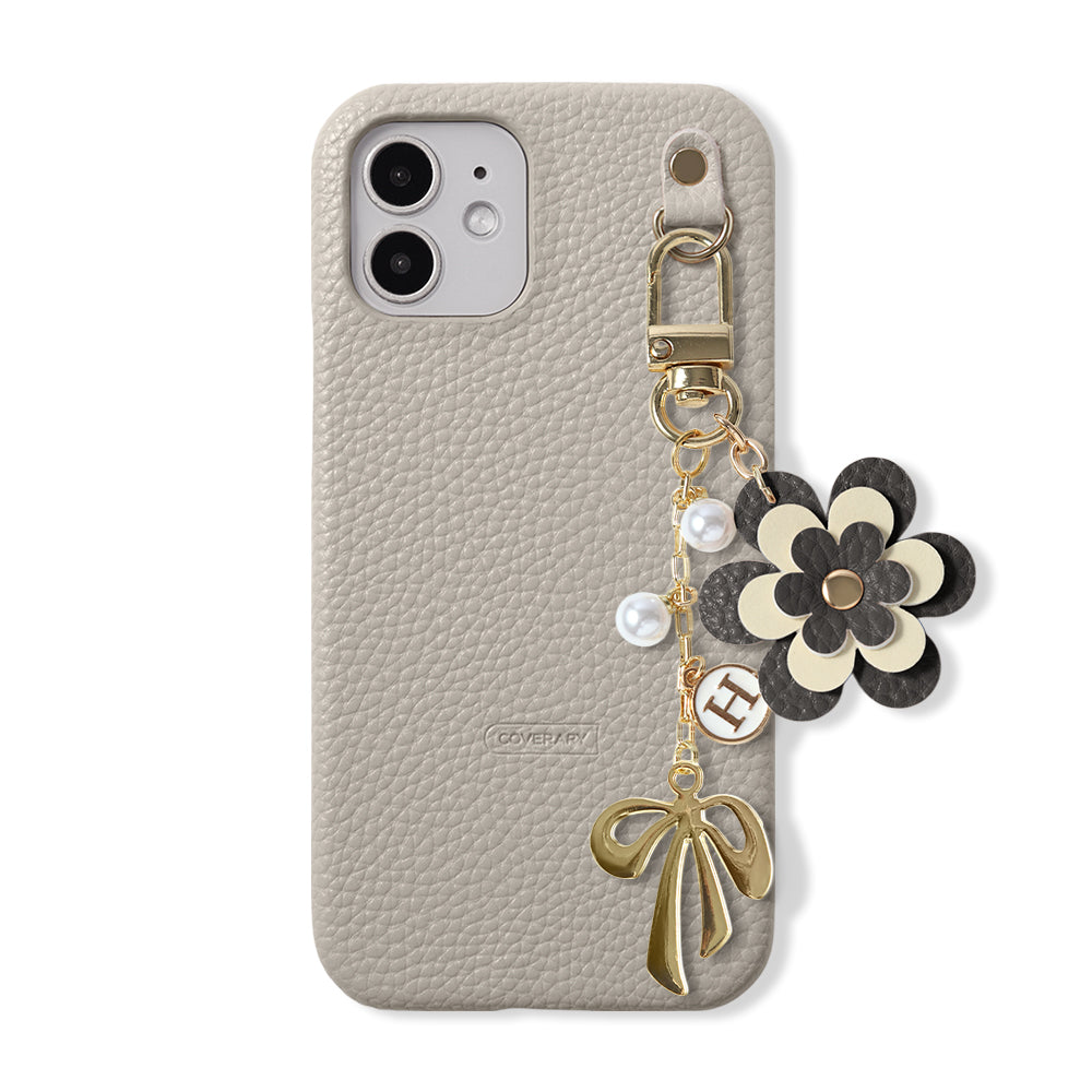 Étui arrière en cuir végan texturé avec breloque fleur, ruban et décoration initiale
