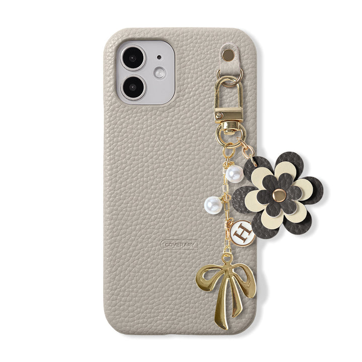 Étui arrière en cuir végan texturé avec breloque fleur, ruban et décoration initiale