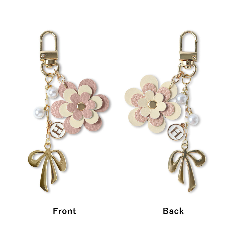 Étui arrière en cuir végan texturé avec breloque fleur, ruban et décoration initiale