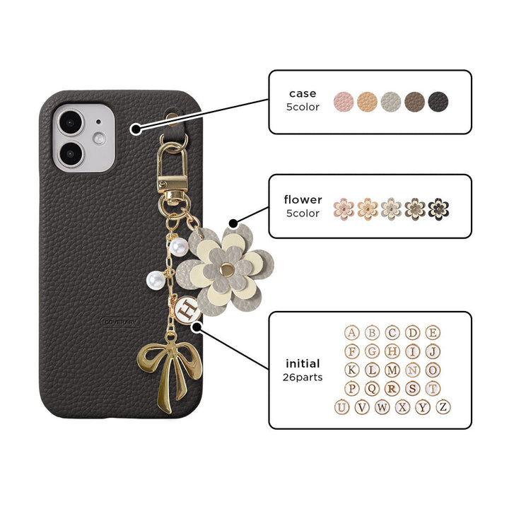 Étui arrière en cuir végan texturé avec breloque fleur, ruban et décoration initiale