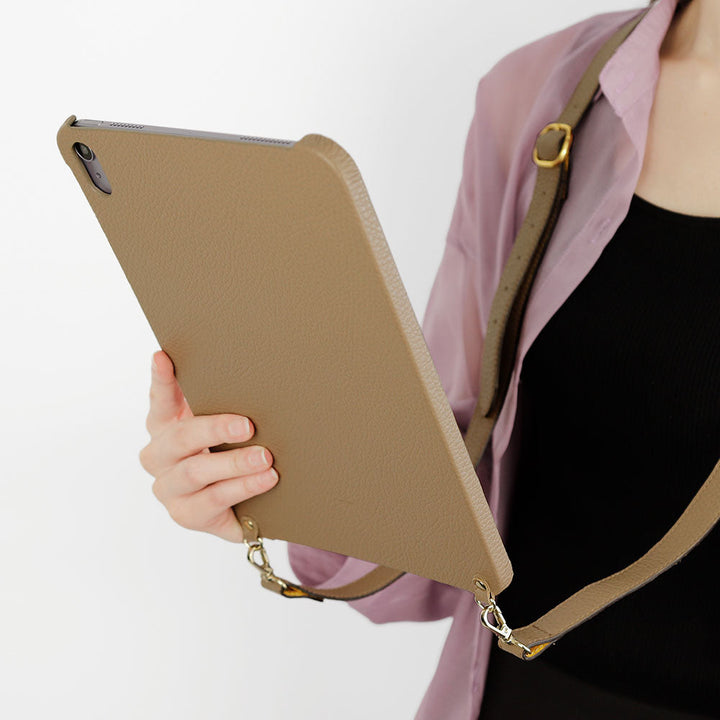Étui iPad en cuir italien grainé bicolore 32 couleurs avec large sangle d&