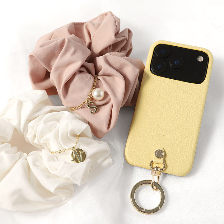 maika design Cuir véritable 32 couleurs Cuir italien grainé Initiale avec chouchou et sangle de poignet Coque arrière