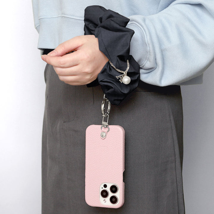 maika design Cuir véritable 32 couleurs Cuir italien grainé Initiale avec chouchou et sangle de poignet Coque arrière