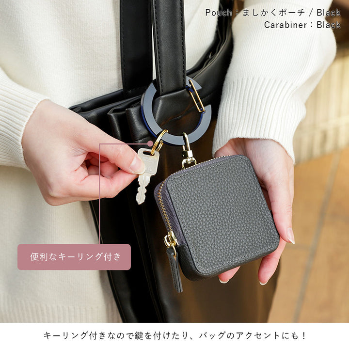 Pochette mini avec texture cuir vegan, au choix, avec mousqueton