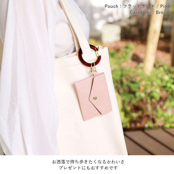 Pochette mini avec texture cuir vegan, au choix, avec mousqueton