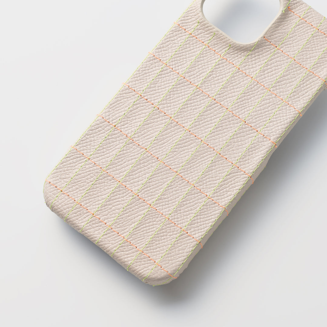 Carole Baijings × COVERARY : Grilles cousues | Coque arrière en cuir