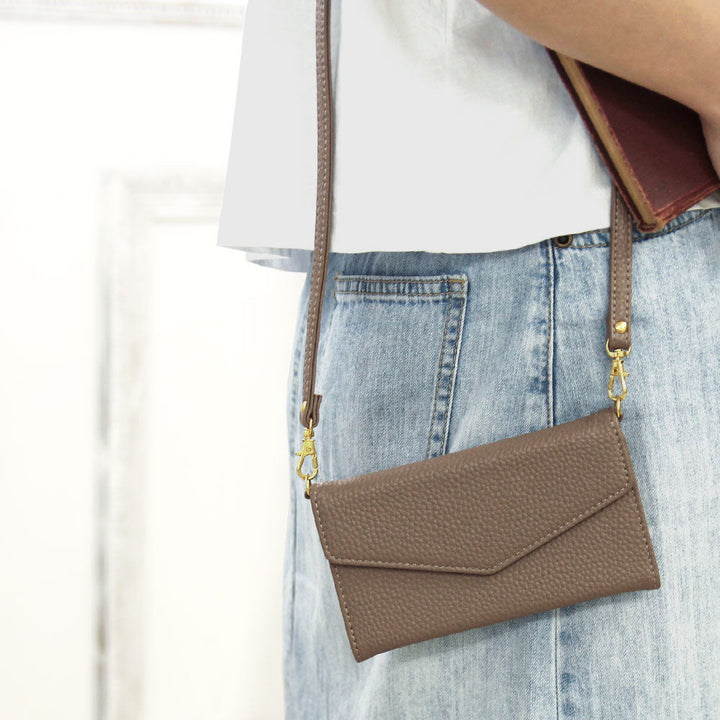 Étui portefeuille à rabat triple en cuir végan couleur poussiéreuse avec sangle pour la série AQUOS